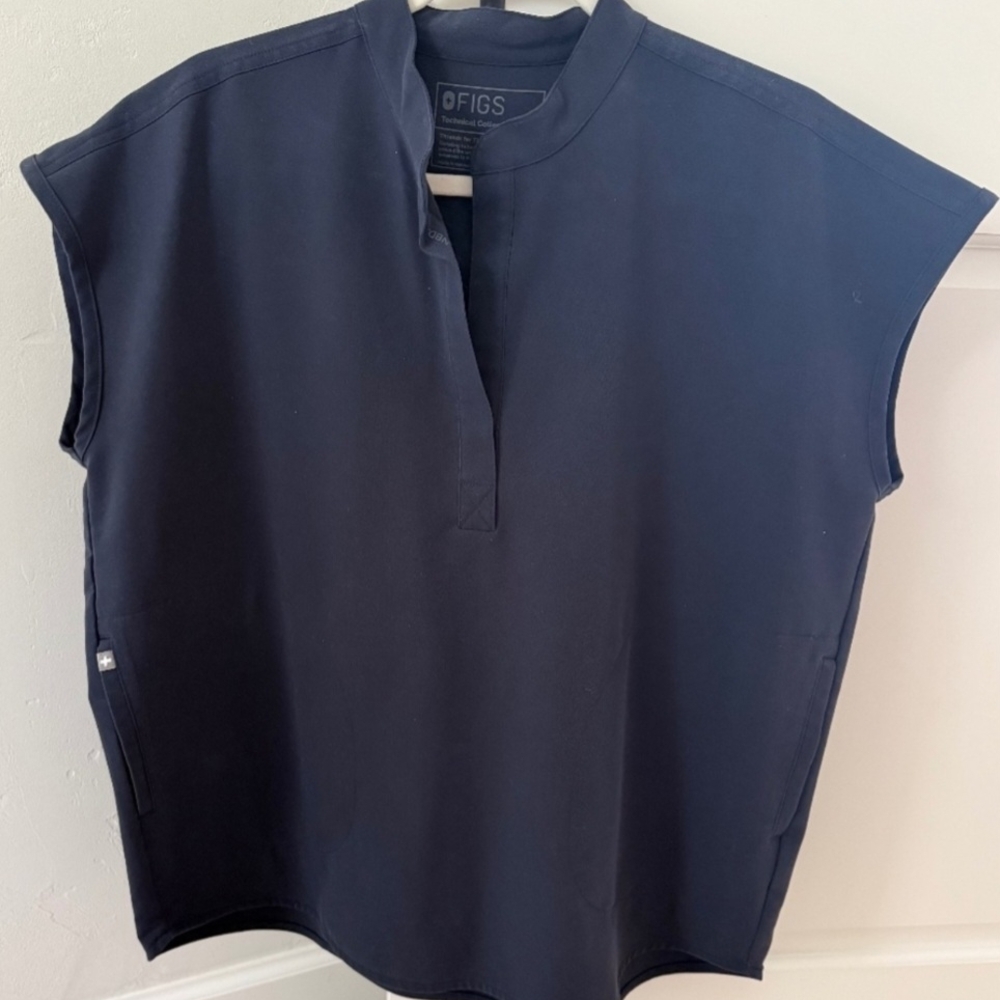 FIGS RAFAELA QUIET NAVY SCRUB TOP